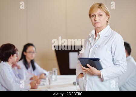 Pharmacologue féminine sérieuse Banque D'Images