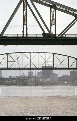 Photo des années 1970 (1973) - les ponts de la rivière Kanawha (pont de chemin de fer en arrière-plan) Banque D'Images