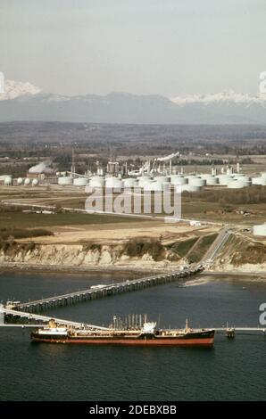 Photo des années 1970 (1973) - déchargement du Tanker à l'huile Atlantic Richfield Ferme-réservoir à Cherry point sur Puget Sound Banque D'Images