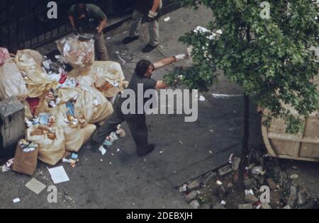 Photo des années 1970 - (1973) - les travailleurs de l'assainissement collectent les ordures 172nd Street à Manhattan Banque D'Images