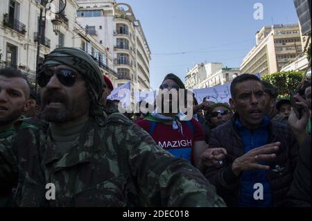 Des soldats chevronnés de la guerre civile algérienne prennent part à une manifestation contre le président Abdelaziz Bouteflika en difficulté dans la capitale Alger le 29 mars 2019. L'opposition à Bouteflika s'est accentuée depuis que le chef d'état-major, le général Ahmed GID Salah, a invoqué 26 l'article 102 de la Constitution en vertu duquel un président peut être retiré s'il est jugé inapte à gouverner. 2019 Photo de Louiza Ammi/ABACAPRESS.COM Banque D'Images