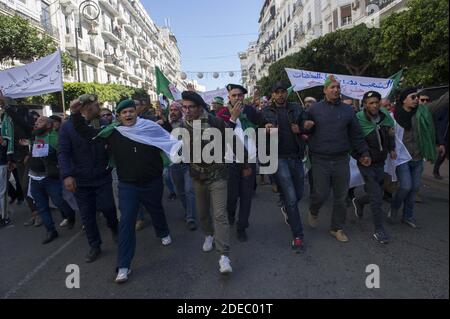 Des soldats chevronnés de la guerre civile algérienne prennent part à une manifestation contre le président Abdelaziz Bouteflika en difficulté dans la capitale Alger le 29 mars 2019. L'opposition à Bouteflika s'est accentuée depuis que le chef d'état-major, le général Ahmed GID Salah, a invoqué 26 l'article 102 de la Constitution en vertu duquel un président peut être retiré s'il est jugé inapte à gouverner. 2019 Photo de Louiza Ammi/ABACAPRESS.COM Banque D'Images