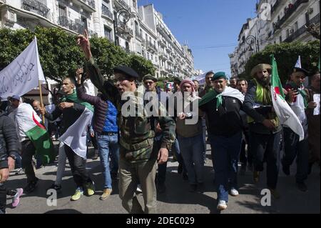 Des soldats chevronnés de la guerre civile algérienne prennent part à une manifestation contre le président Abdelaziz Bouteflika en difficulté dans la capitale Alger le 29 mars 2019. L'opposition à Bouteflika s'est accentuée depuis que le chef d'état-major, le général Ahmed GID Salah, a invoqué 26 l'article 102 de la Constitution en vertu duquel un président peut être retiré s'il est jugé inapte à gouverner. 2019 Photo de Louiza Ammi/ABACAPRESS.COM Banque D'Images