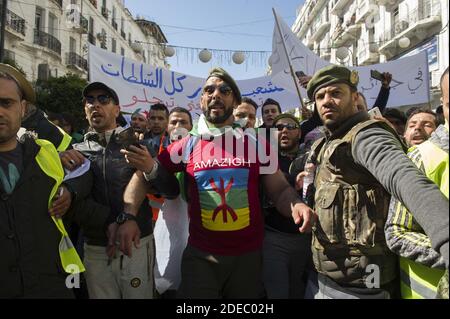 Des soldats chevronnés de la guerre civile algérienne prennent part à une manifestation contre le président Abdelaziz Bouteflika en difficulté dans la capitale Alger le 29 mars 2019. L'opposition à Bouteflika s'est accentuée depuis que le chef d'état-major, le général Ahmed GID Salah, a invoqué 26 l'article 102 de la Constitution en vertu duquel un président peut être retiré s'il est jugé inapte à gouverner. 2019 Photo de Louiza Ammi/ABACAPRESS.COM Banque D'Images