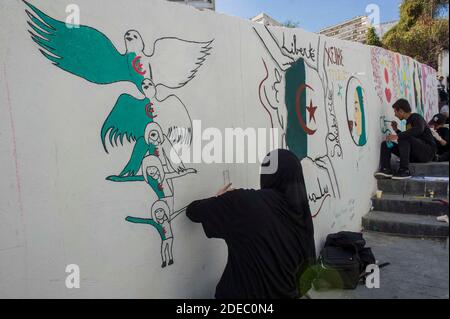 Mur de la liberté sur le boulevard Mohammed V à Alger, Algérie, le 30 mars 2019. En vue de la mémorisation de l'actuel mouvement populaire de paix, qui a commencé le 22 février 2019, et dans l'intention d'une initiative positive et libératrice ouverte au grand public, un groupe de jeunes citoyens algériens lance un projet de création d'un mur de liberté, Un travail collectif et des lieux d'expression ouverts à tous les citoyens désireux de partager leurs pensées, leurs visions et leurs propositions pour une meilleure Algérie. Sous la #aswArt Elhouria ou wallat of Freedom. Page face Livre Freedom mur. Pho Banque D'Images