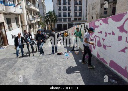 Mur de la liberté sur le boulevard Mohammed V à Alger, Algérie, le 30 mars 2019. En vue de la mémorisation de l'actuel mouvement populaire de paix, qui a commencé le 22 février 2019, et dans l'intention d'une initiative positive et libératrice ouverte au grand public, un groupe de jeunes citoyens algériens lance un projet de création d'un mur de liberté, Un travail collectif et des lieux d'expression ouverts à tous les citoyens désireux de partager leurs pensées, leurs visions et leurs propositions pour une meilleure Algérie. Sous la #aswArt Elhouria ou wallat of Freedom. Page face Livre Freedom mur. Pho Banque D'Images