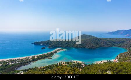 Paysage panoramique de la plage d'Oludeniz. Lagon bleu, Fethiye/Mugla, Turquie. Concept été et vacances. Banque D'Images