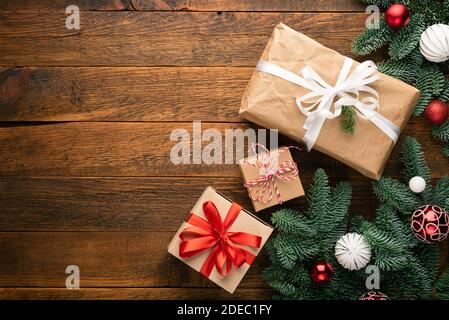 Boîtes-cadeaux de Noël sur fond en bois près du sapin de Noël. Espace de copie de la vue de dessus Banque D'Images