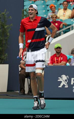 PAS DE FILM, PAS DE VIDÉO, PAS de télévision, PAS DE DOCUMENTAIRE - John Isner, des États-Unis, réagit après avoir blessé le pied lors de la finale du tournoi de tennis Miami Open contre Roger Federer, de Suisse, au Hard Rock Stadium le dimanche 31 mars 2019, à Miami Gardens, Fla Roger Federer a gagné 6-1, 6-4. Photo de David Santiago/Miami Herald/TNS/ABACARESS.COM Banque D'Images