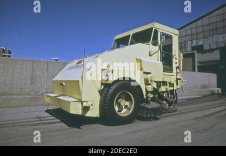 Photo des années 1970 - (1973) - camion à ordures à la station de transfert maritime de la 91e rue (MTS). Depuis les MTS, les déchets sont transportés par barge le long de la rivière East jusqu'à la décharge de Staten Island Banque D'Images