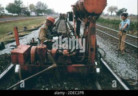 L'équipe de réparation des voies du Southern Railway retire les anciennes voies ferrées et les remplace par de nouvelles voies ferrées d'un quart de mille dans le cadre d'un programme régulier visant à améliorer les 10 531 milles de voie de la compagnie. Env. 1974 Banque D'Images