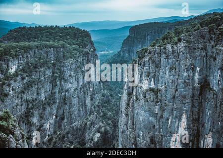 Vue impressionnante depuis le canyon Tazi. Manavgat, Antalya, Turquie. (Bilgelik Vadisi). Vallée de la sagesse et falaise. Banque D'Images