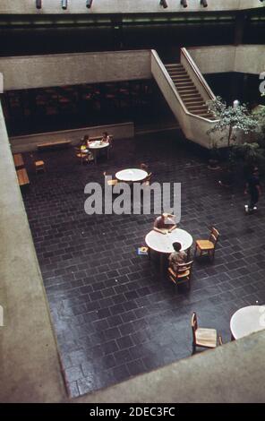 Photos des années 1970 (1973) - cour intérieure de l'école secondaire Southside Junior (lieu : Columbus; région de l'Indiana) Banque D'Images