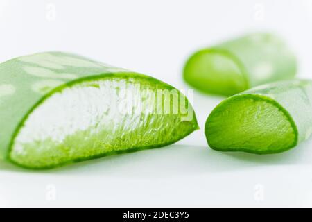 Vue rapprochée de l'Aloe Vera. Feuille et gel d'Aloevera tranchés, ingrédients cosmétiques naturels organiques pour la peau sensible, médecine alternative. Voiture à peau organique Banque D'Images