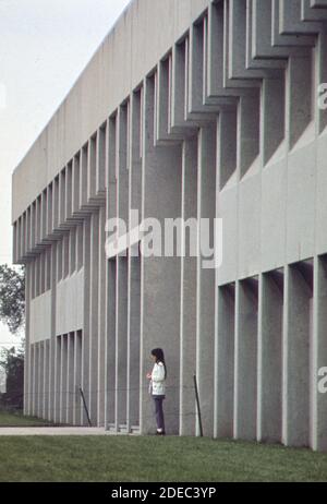 Photos des années 1970 (1973) - Southside Junior High School; construit en 1969; et conçu par eliot noyes (lieu: Columbus; région de l'Indiana) Banque D'Images