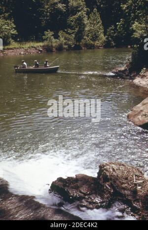 Photos des années 1970 (1973) - pêcheurs de la région de Ha Ha Tonka; une région d'intérêt et de beauté inhabituels sur le bras Niangua du lac des Ozarks à trois miles au sud de Camdenton. Les hommes pêchent sur un petit lac formé par l'une des célèbres sources bleues du Missouri. L'eau cristalline est emparée entre des crêtes hautes; verdoyantes (région du lac Ozarks Missouri) Banque D'Images