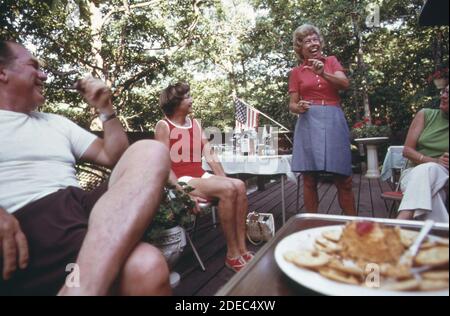 'Photos des années 1970 (1973) - en appréciant le barbecue à une fête donnée par le directeur de la publicité à la retraite à sa maison au bord du lac. La maison fait partie du développement du « pays de la cinquième saison », une enclave prospère sur le lac Ozark (région du lac Ozarks Missouri) » Banque D'Images