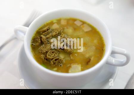 Soupe aux pois avec viandes fumées et craquelins Banque D'Images