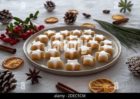 Gâteaux faits maison en forme d'étoile de Noël Banque D'Images