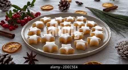 Gâteaux faits maison en forme d'étoile de Noël Banque D'Images