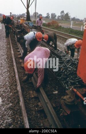 L'équipe de réparation des voies du Southern Railway retire les anciennes voies ferrées et les remplace par de nouvelles voies ferrées d'un quart de mille dans le cadre d'un programme régulier visant à améliorer les 10 531 milles de voie de la compagnie. Env. 1974 Banque D'Images