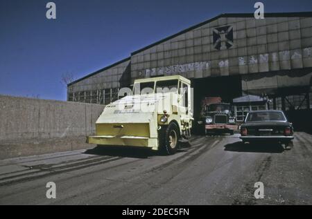 Photo des années 1970 - (1973) - camion à ordures à la station de transfert maritime de la 91e rue (MTS). Banque D'Images