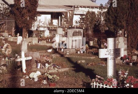 '1970 photo (1972) - cimetière mexicain près de San Juan Capistrano mission après les rituels ''jour des mort'' (tous les saints)' Banque D'Images
