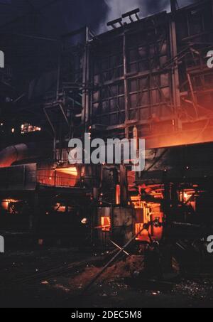 Photo des années 1970 (1975) - au cours de certaines opérations de four 'fumée fugitive' s'échappe et n'est pas coincé par les conduits au niveau du Usine de ferro-alliage de Carbide Union Banque D'Images