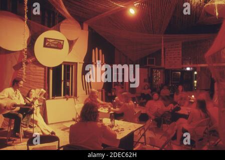 'Photos des années 1970 (1973) - dimanche soir, avant la communion, chantez à ''View' (volontaires en témoignage œcuménique), café-House dans ''la bande'', une funland populaire dans la région de bagnell. View offre aux étudiants des tarifs réduits de logement et de compagnie pour l'été en échange de 10 heures de travail ou plus dans le cadre de programmes View. Les participants ont également des emplois d'été à temps plein sur le Strip ou dans les stations locales (Lake of the Ozarks Missouri area) ' Banque D'Images