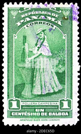 MOSCOU, RUSSIE - 25 OCTOBRE 2020: Timbre-poste imprimé au Panama montre Farm Girl en robe de travail, série motifs locaux, vers 1942 Banque D'Images