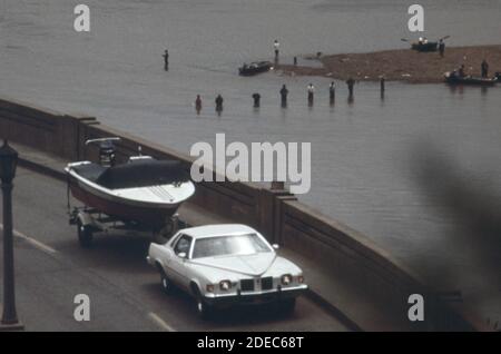 Photos des années 1970 (1973) - la voiture de tourisme transporte un bateau de plaisance. Osage River au barrage Bagnell (région du lac Ozarks Missouri) Banque D'Images