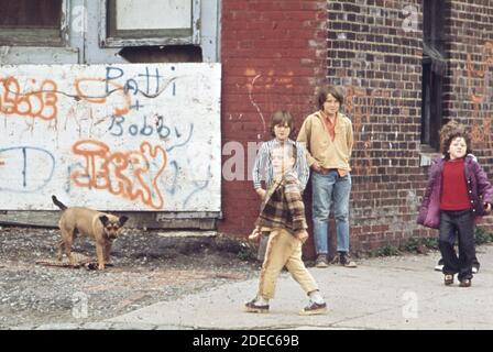 Enfants dans une rue à East Brooklyn ; New York ca. 1973 Banque D'Images