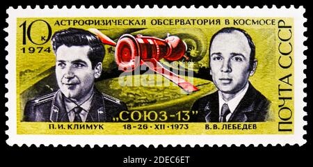 MOSCOU, RUSSIE - 25 OCTOBRE 2020 : le timbre-poste imprimé en Union soviétique montre P. Kliluk & V. Lebedev - 'Soyuz-13', série de la Journée Cosmonautics, vers 1974 Banque D'Images