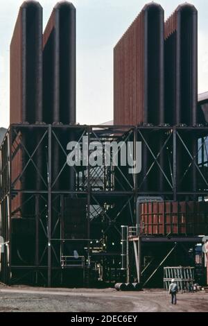 Photo des années 1970 (1975) - gros plan des tours de refroidissement au Usine de ferro-alliage de Carbide Union Banque D'Images