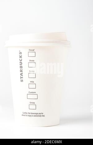 Tasse en carton blanc Starbucks Coffee avec bouchon isolé sur blanc. Mersin, Turquie - novembre 2020 Banque D'Images