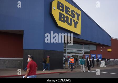 Les acheteurs à l'extérieur d'un magasin Best Buy à Beaverton, Oregon, le Black Friday, le 27 novembre 2020, dans le contexte de la pandémie du coronavirus. Banque D'Images