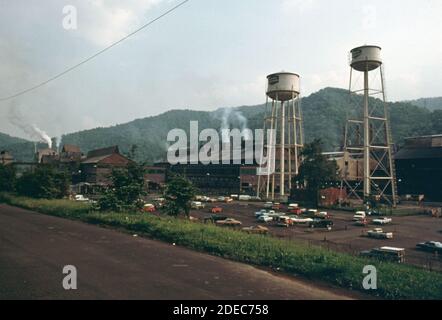 Photo des années 1970 (1975) - UN peu de fumée vient du Zone de l'usine de ferro-alliage de Carbide Union Banque D'Images