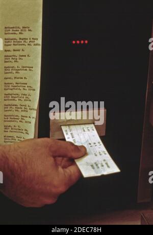 Les billets de train Amtrak sont imprimés par ordinateur pour accélérer le trajet des clients. Ce billet a été fabriqué dans une banlieue de Washington D.C.; pour un voyage à New York City sur le metroliner. CA. 1974 Banque D'Images