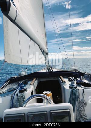 Un paysage marin fantastique sous un magnifique paysage de nuages vu à l'intérieur d'un bateau à voile avec des détails de mât et de gréement Banque D'Images