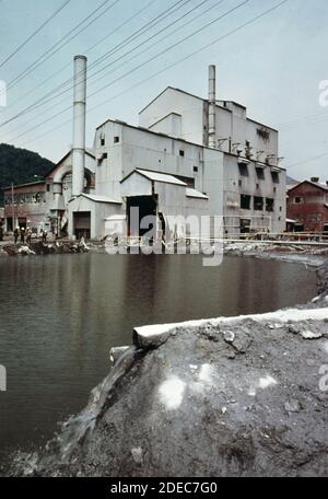 Photo des années 1970 (1975) - bassin de décantation pour l'exploitation humide de l'épurateur du four #36 à l'usine de ferro-alliage Union Carbide. Banque D'Images