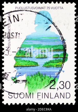 MOSCOU, RUSSIE - 17 OCTOBRE 2020 : le timbre-poste imprimé en Finlande présente Silhouette d'un soldat et paysage de lac, 75e anniversaire de la fête nationale Banque D'Images