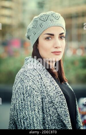 Belle femme de 35 ans à l'extérieur Banque D'Images