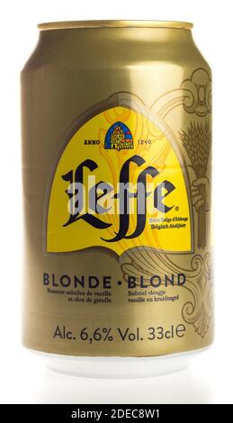 Canette de bière belge Leffe Blonde isolée sur un blanc arrière-plan Banque D'Images