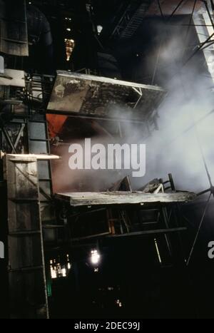 Photo des années 1970 (1975) - Ouvrir les portes sur le four #6 pendant Remplacement des électrodes à l'usine de ferro-alliage Union Carbide Banque D'Images