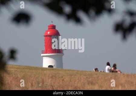 Groupe de personnes assis près du phare de Souter, au sud de Tyneside Banque D'Images