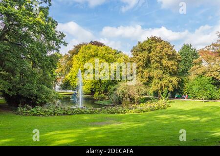 BRUGES, BELGIQUE : belle journée ensoleillée au parc Queen Astrid de Bruges, avec lac et fontaine. Le parc est situé en bordure de la ville. Banque D'Images