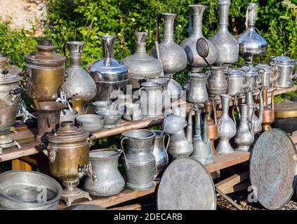 Beaucoup de vieux navires métalliques arabes et russes d'époque, plateau, gousses et samovar. Banque D'Images