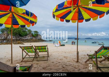 Chaises de plage et parapluie d'été coloré sur la mer tropicale blanc Plage de sable belle en été à Phuket Thaïlande Banque D'Images