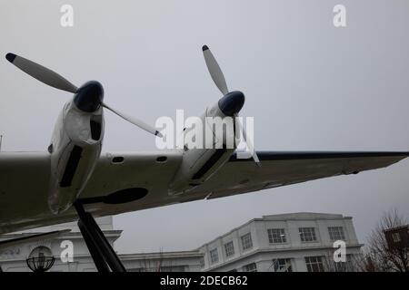 L'aile et les propulseurs d'un avion à l'extérieur d'Airport House à Purley Way, Croydon, Surrey Banque D'Images