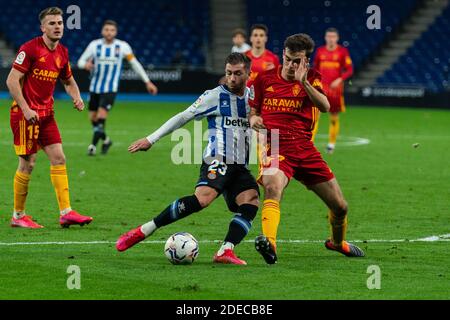 Cornella, Espagne. 29 novembre 2020. Adrian Embarba (L) d'Espanyol rivalise avec Francho Serrano de Saragosse lors d'un match de football espagnol de deuxième division entre le RCD Espanyol et Real Zaragoza à Cornella, Espagne, 29 novembre 2020. Crédit : Joan Gosa/Xinhua/Alay Live News Banque D'Images